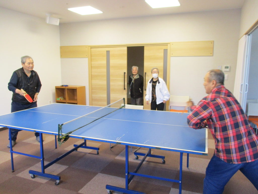 サポートハウス木蘭にて、卓球で遊ぶ利用者