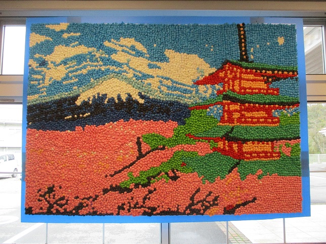 サポートハウス木蘭にて、利用者作品4重の塔と富士山