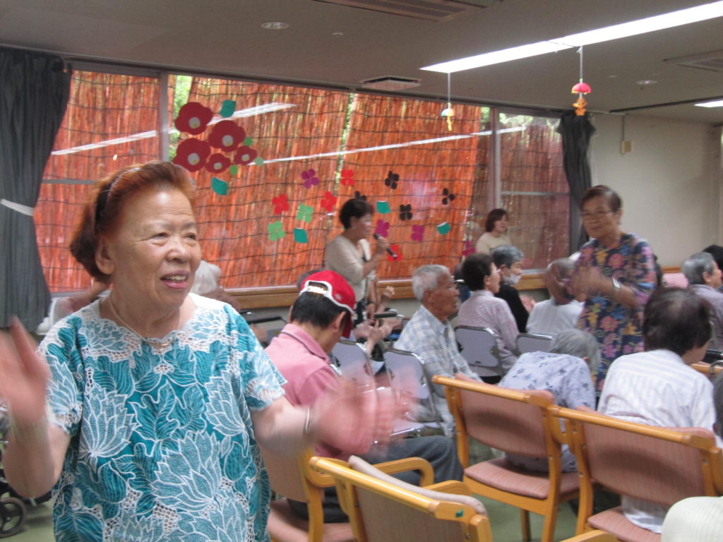 特別養護老人ホーム山彦苑にて、地域の方が歌と踊りを披露