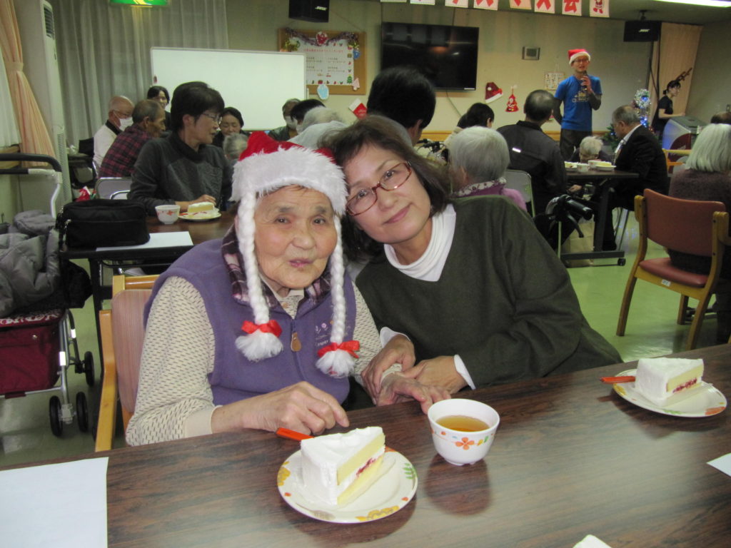 クリスマス会を楽しむ特別養護老人ホーム瑞穂山彦苑の利用者とその家族