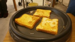 サポートハウス木蘭でおやつレク、食パンでフレンチトーストを作りました