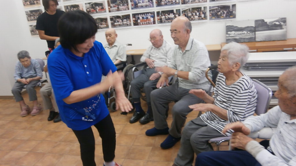 特別養護老人ホーム金木犀にて、ダンスを教える地域の方