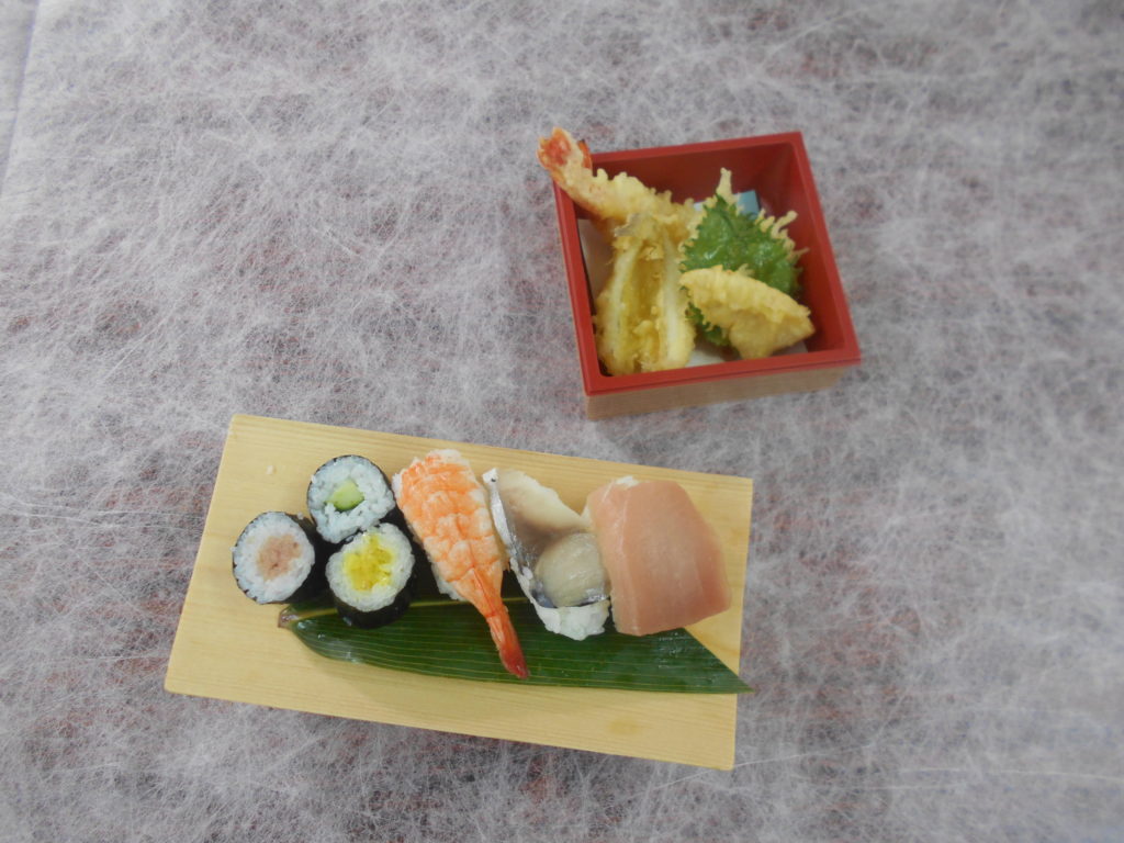 2019年料亭山彦の食事、握り寿司の盛り合わせと天ぷら