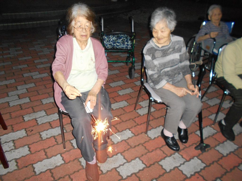 特別養護老人ホーム金木犀にて、花火を楽しむ利用者