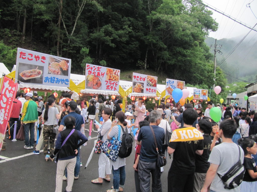 フードコーナーに並ぶ行列2019年山彦夏祭りの様子、